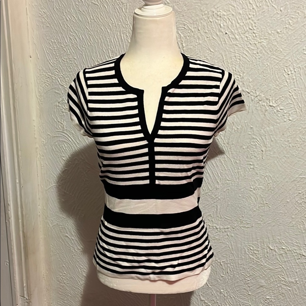 Geoffrey Beene Black and White Fitted Cap Sleeve Blouse